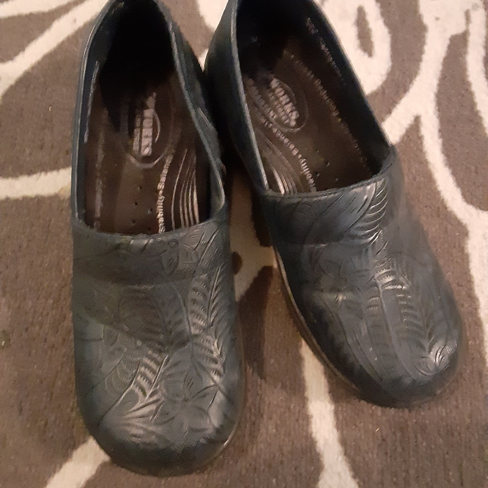 Easy works nursing shoes/slip resistant